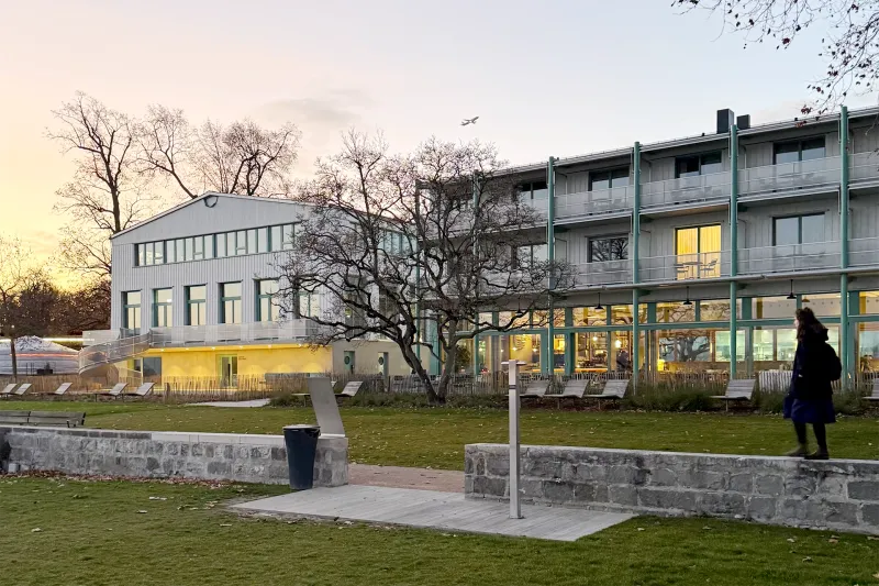 Bâtiment communal et Auberge-restaurant Port Gitana, Bellevue – L'ensemble côté lac – atelier ba.le